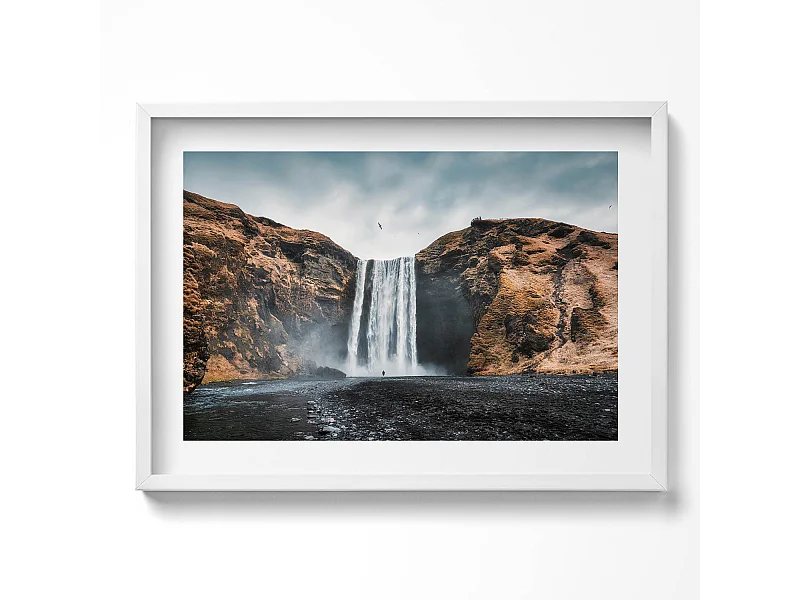 Decoratief schilderij met witte lijst, Waterval tussen de rotsen 70 x 50 cm – Perfect voor de woon- of slaapkamer