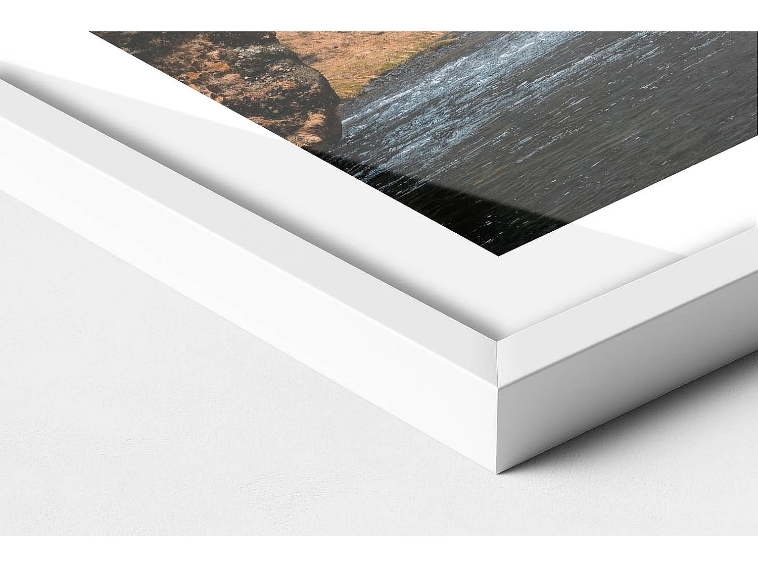 Dekoratives Gemälde mit weißem Rahmen, Wasserfall zwischen den Felsen 70 x 50 cm – Perfekt für das Wohn- oder Schlafzimmer