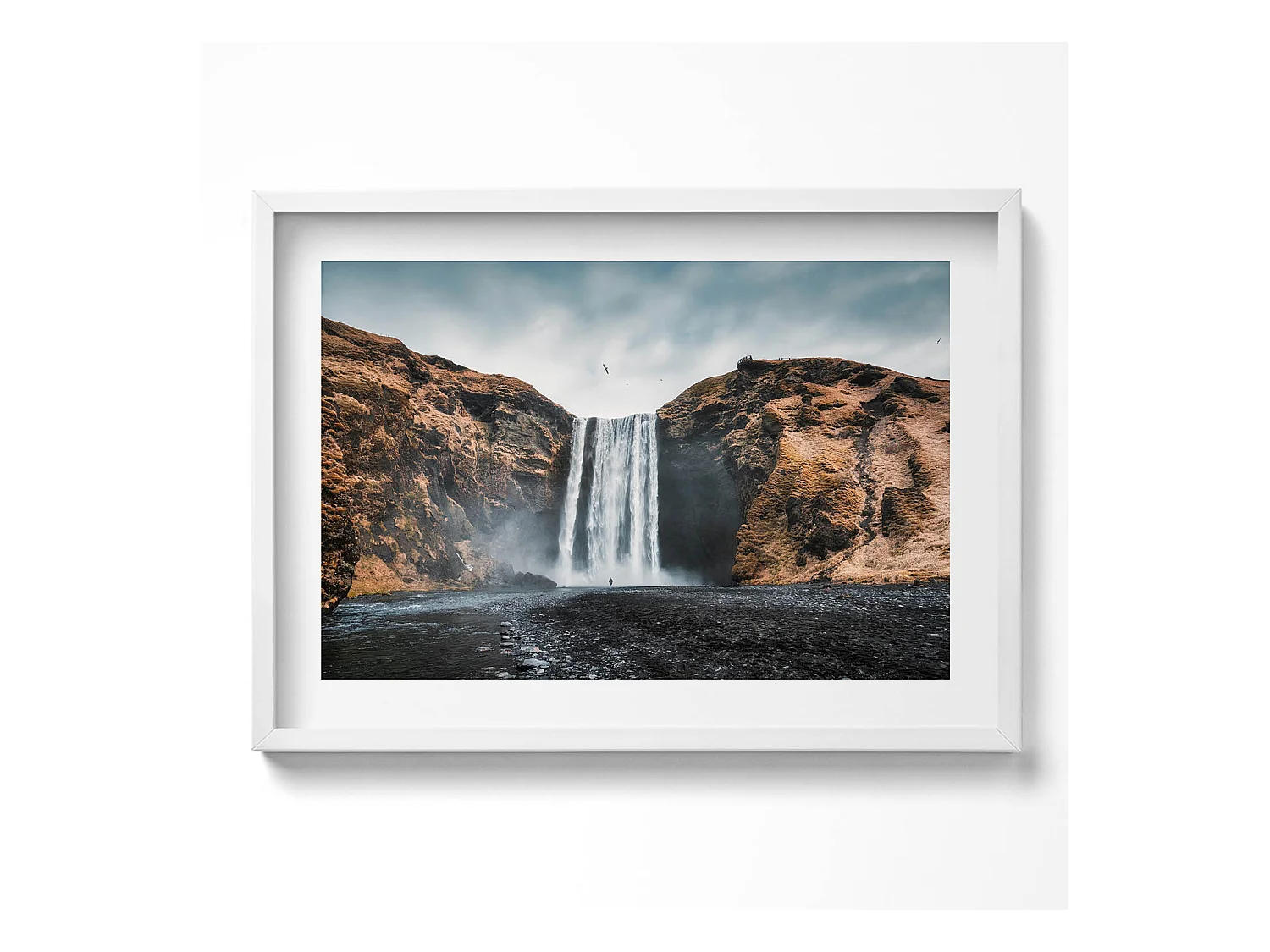 Decoratief schilderij met witte lijst, Waterval tussen de rotsen 70 x 50 cm – Perfect voor de woon- of slaapkamer