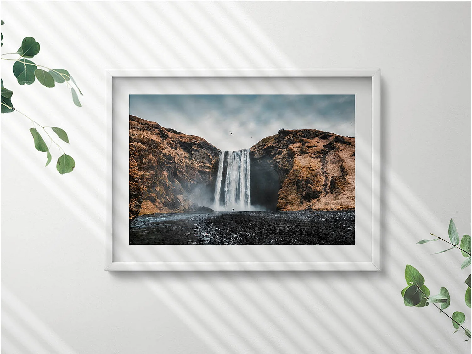 Dekoratives Gemälde mit weißem Rahmen, Wasserfall zwischen den Felsen 70 x 50 cm – Perfekt für das Wohn- oder Schlafzimmer