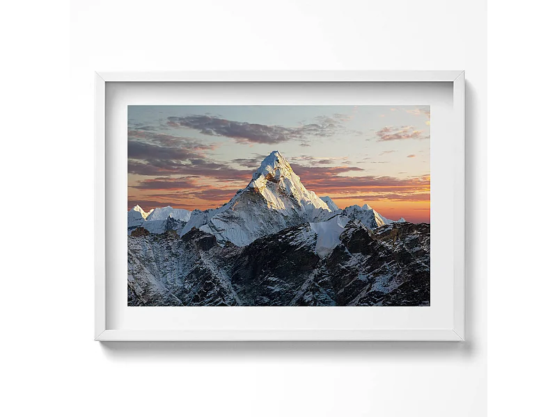 Decoratief schilderij met witte lijst, Besneeuwde bergtop 70 x 50 cm – Perfect voor de woon- of slaapkamer