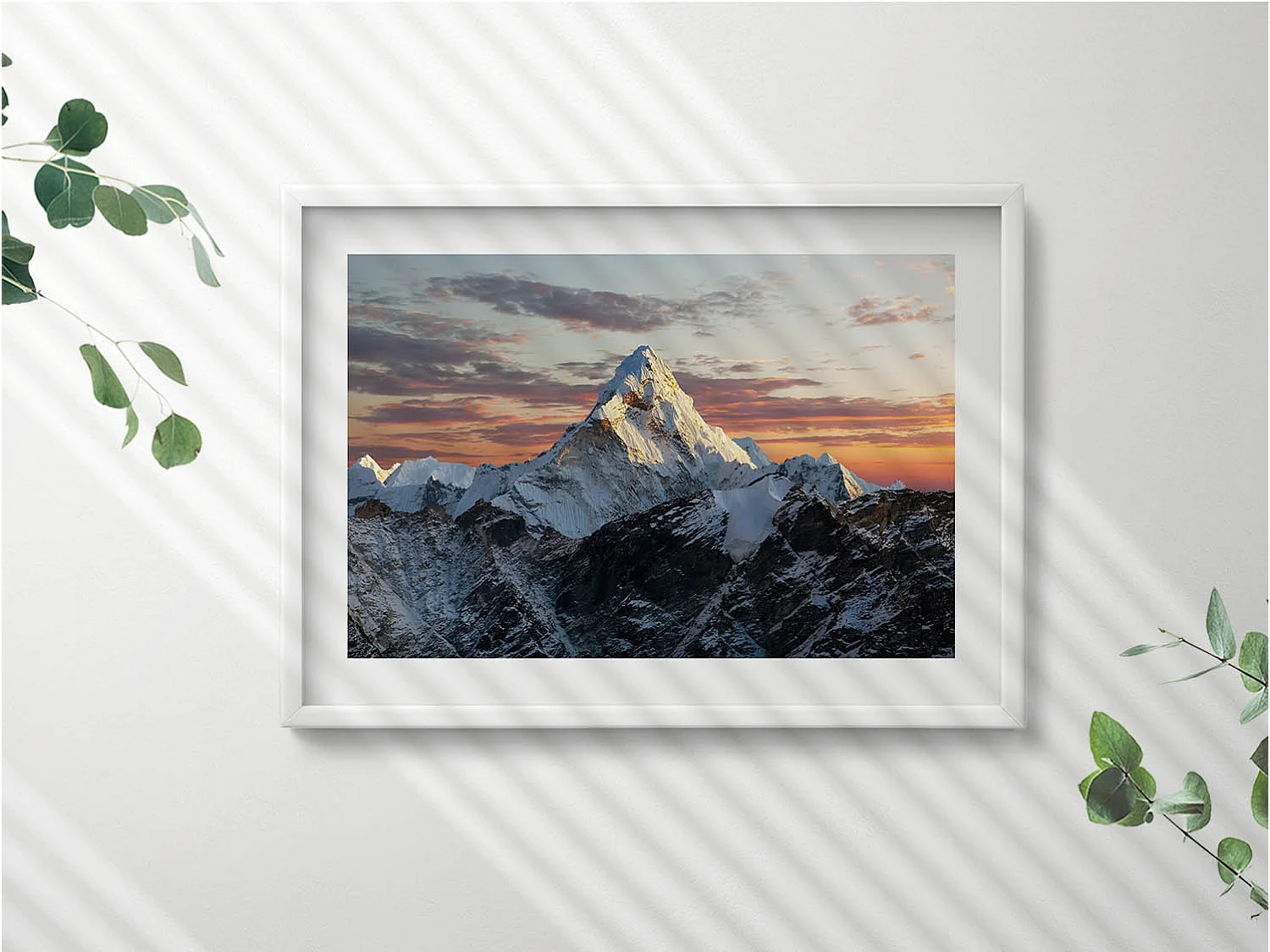 Dekoratives Gemälde mit weißem Rahmen, Schneebedeckter Berggipfel 70 x 50 cm – Perfekt für das Wohn- oder Schlafzimmer