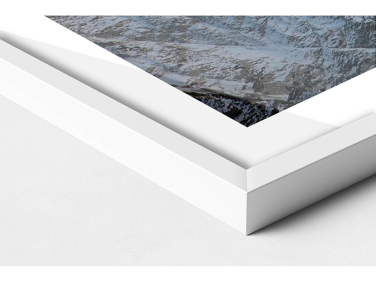 Tableau décoratif avec cadre blanc, Sommet de montagne enneigé 70 x 50 cm– Parfait pour le salon ou la chambre