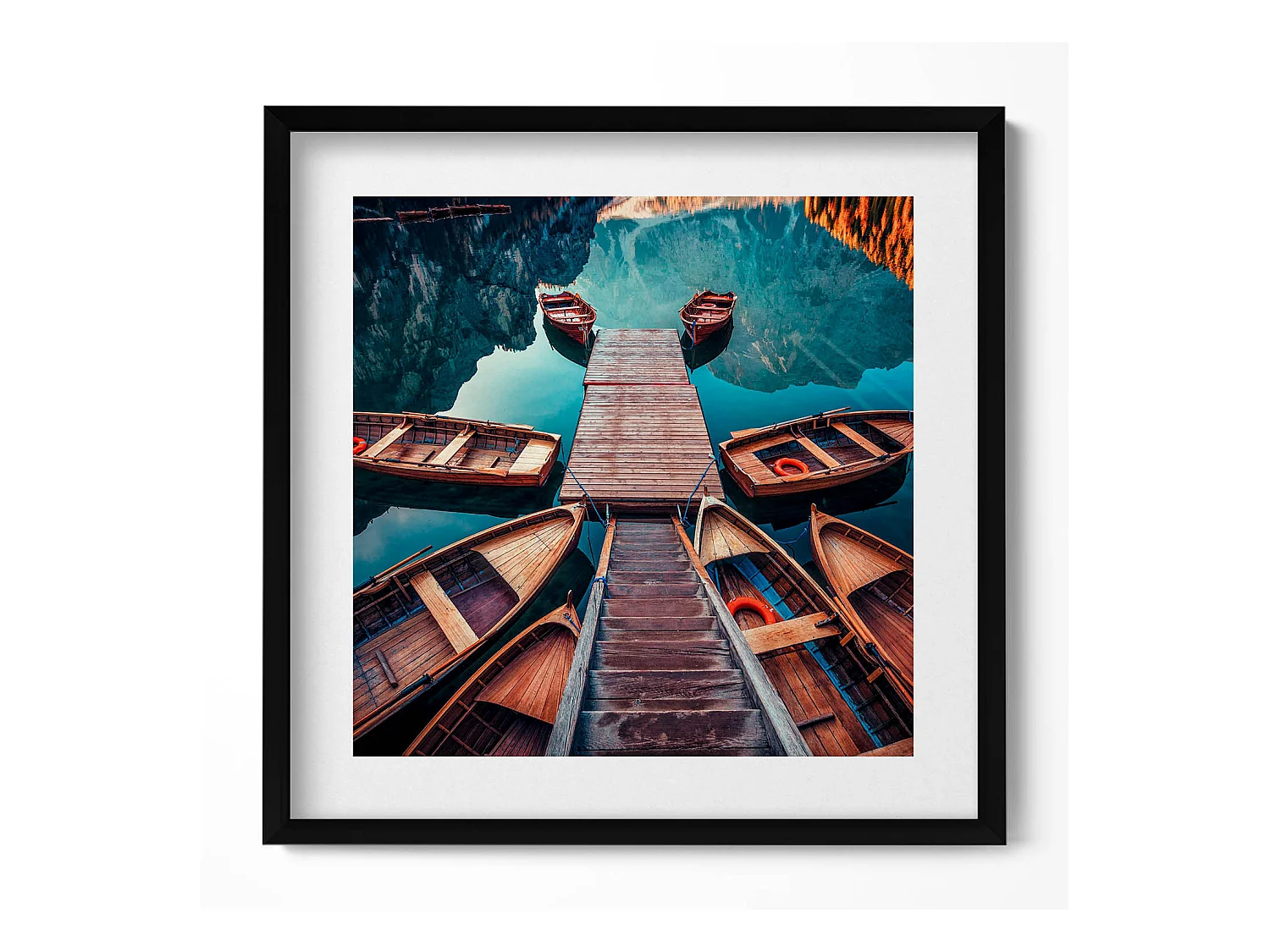 Tableau décoratif avec cadre noir, La jetée et le lac Pragser Wildsee 50 x 50 cm – Parfait pour le salon ou la chambre