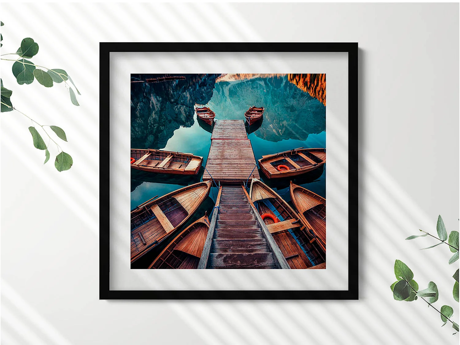 Quadro decorativo con cornice nera, Il molo e il Lago di Braies 50 x 50 cm - Perfetto per il soggiorno o la camera da letto