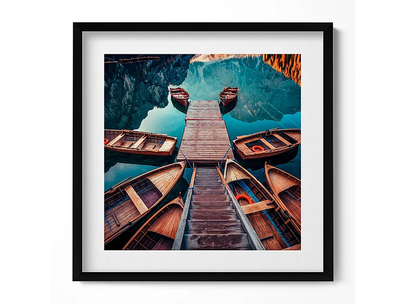 Dekoratives Gemälde mit schwarzem Rahmen, Die Seebrücke und der Pragser Wildsee 50 x 50 cm - Perfekt für das Wohn- oder Schlafzimmer
