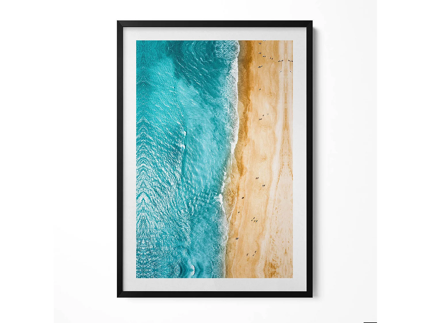 Decoratief schilderij met zwarte lijst, Sea Beach People 70 x 100 cm – Perfect voor de woon- of slaapkamer
