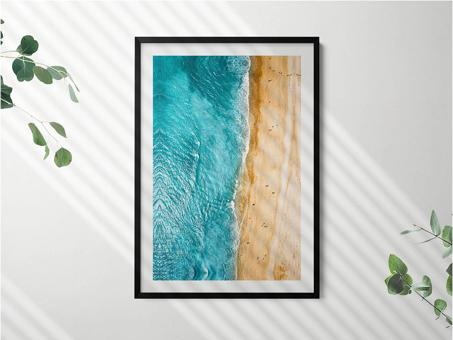 Decoratief schilderij met zwarte lijst, Sea Beach People 70 x 100 cm – Perfect voor de woon- of slaapkamer