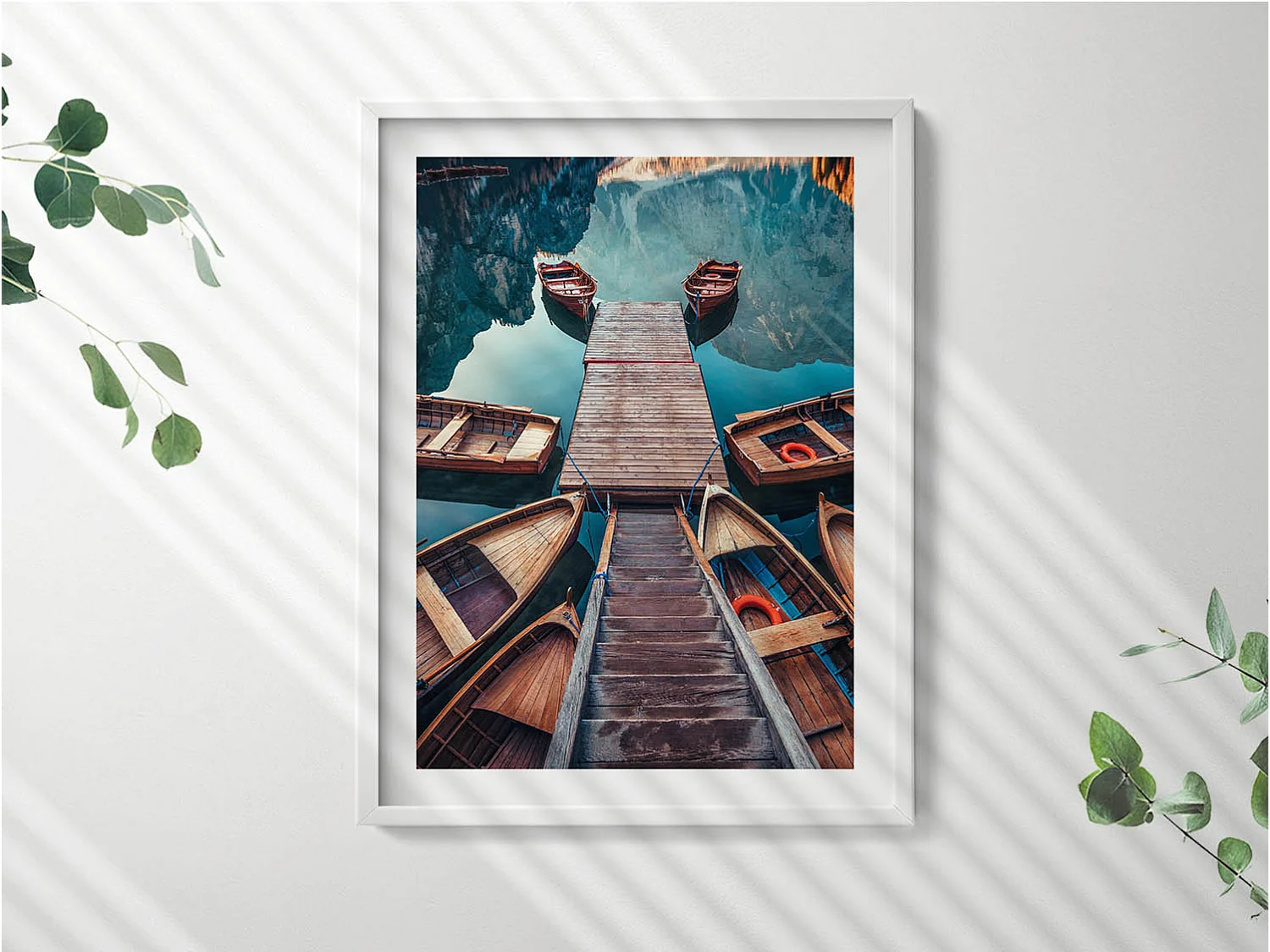 Cuadro decorativo con marco blanco, El muelle y el lago Pragser Wildsee 60 x 80 cm – Perfecto para el salón o el dormitorio