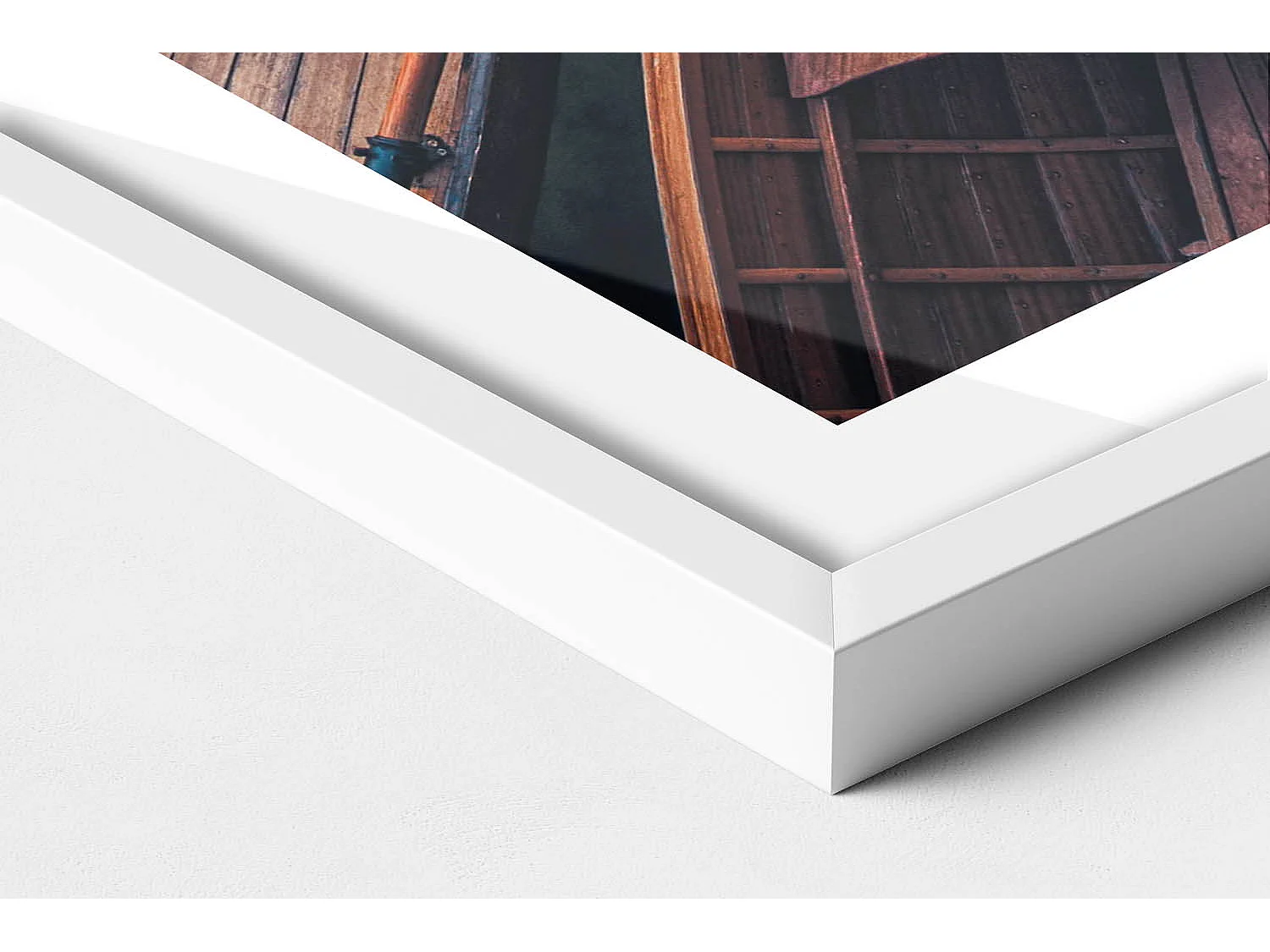 Cuadro decorativo con marco blanco, El muelle y el lago Pragser Wildsee 60 x 80 cm – Perfecto para el salón o el dormitorio