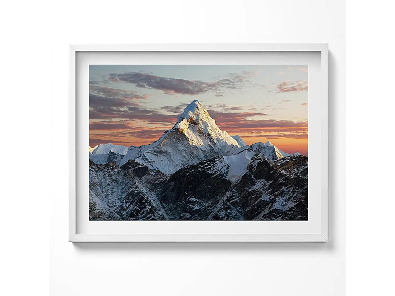 Dekoratives Gemälde mit weißem Rahmen, Schneebedeckter Berggipfel 80 x 60 cm – Perfekt für das Wohn- oder Schlafzimmer