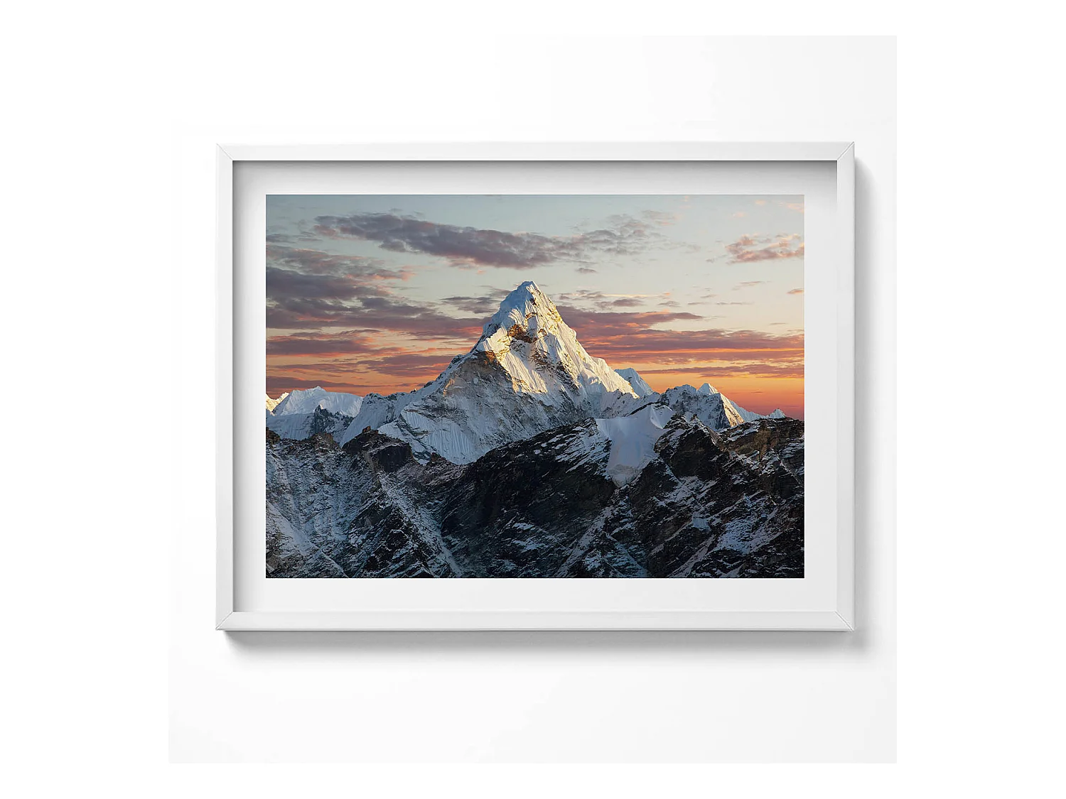 Tableau décoratif avec cadre blanc, Sommet de montagne enneigé 80 x 60 cm– Parfait pour le salon ou la chambre