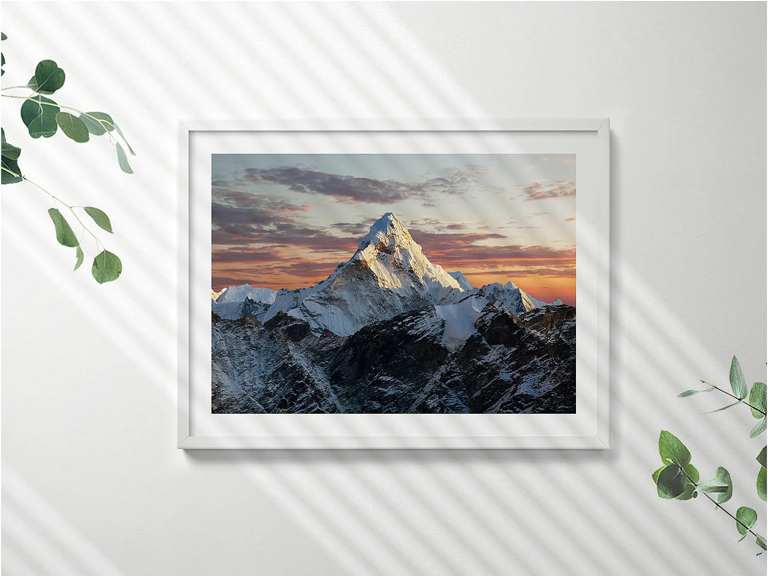 Tableau décoratif avec cadre blanc, Sommet de montagne enneigé 80 x 60 cm– Parfait pour le salon ou la chambre