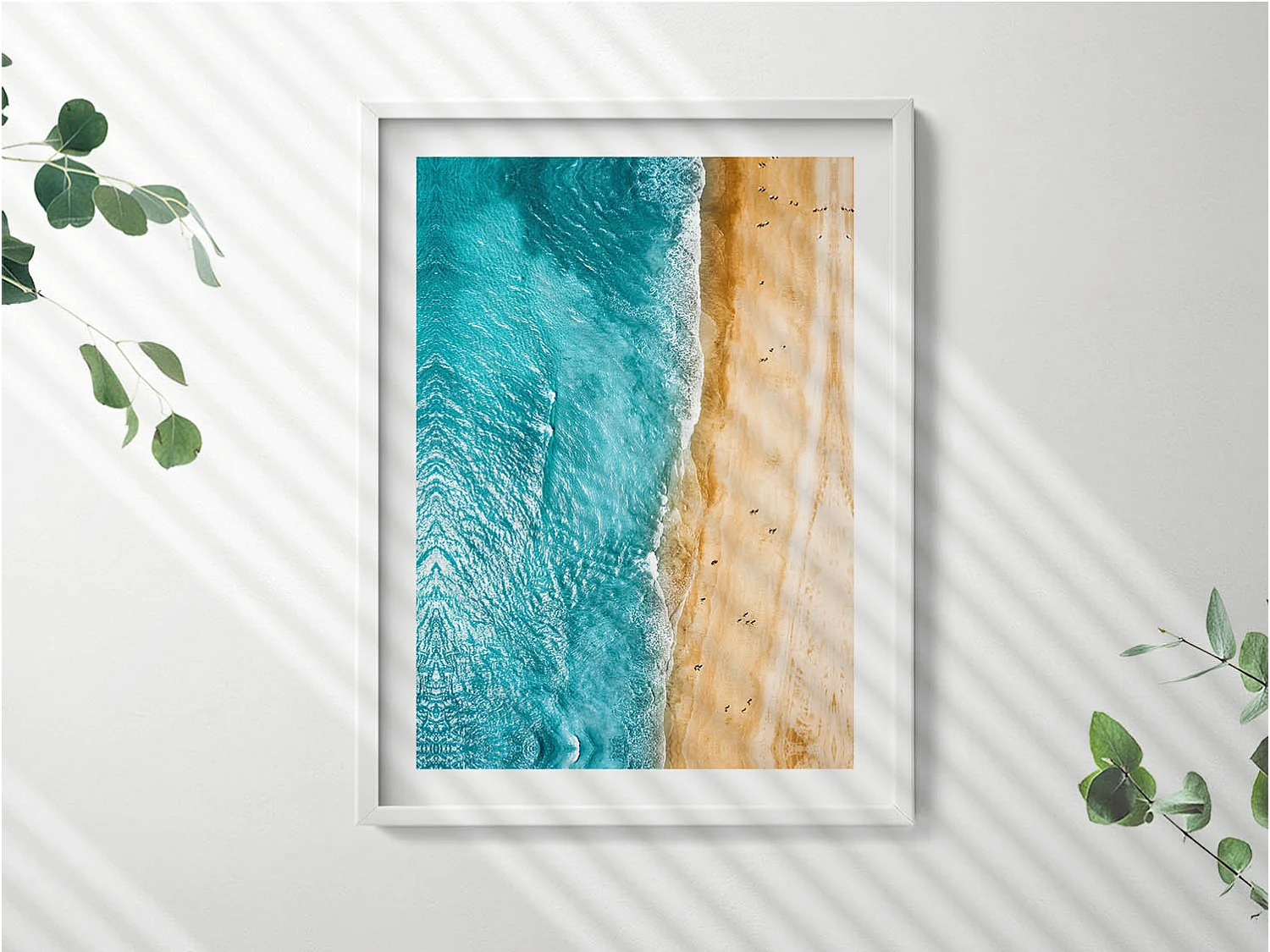 Tableau décoratif avec cadre blanc, Gens de la plage de la mer 60 x 80 cm– Parfait pour le salon ou la chambre