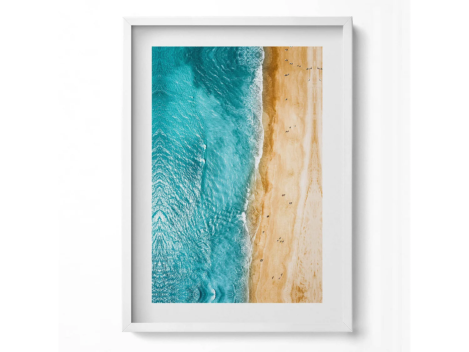 Decoratief schilderij met witte lijst, Mensen op het strand 50 x 70 cm – Perfect voor de woon- of slaapkamer