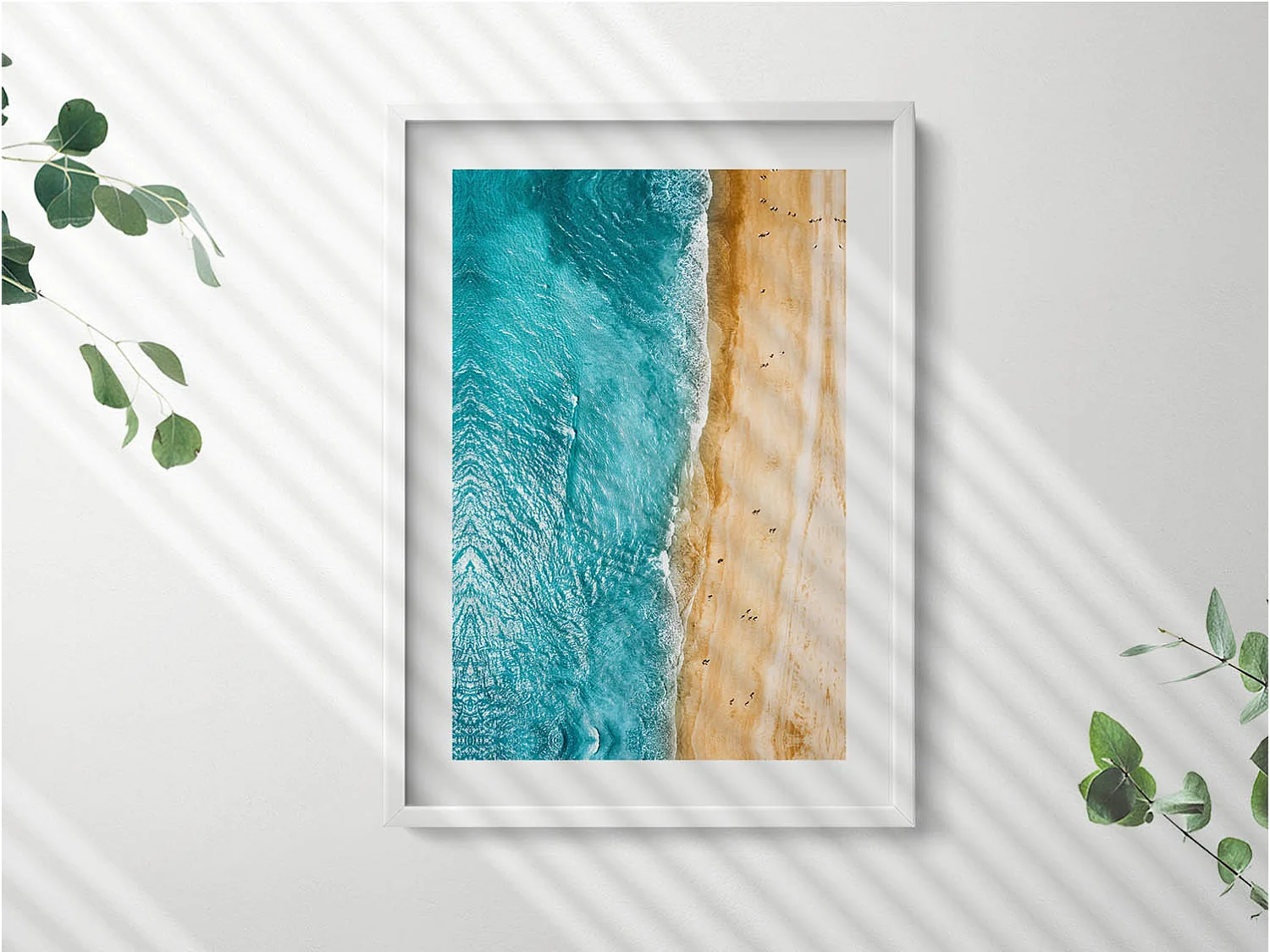 Decoratief schilderij met witte lijst, Mensen op het strand 50 x 70 cm – Perfect voor de woon- of slaapkamer