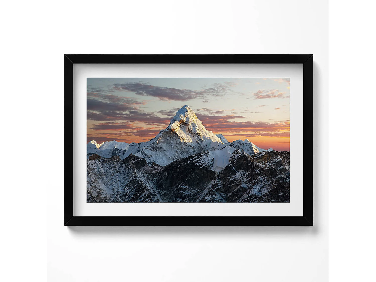 Decoratief schilderij met zwarte lijst, Besneeuwde bergtop 60 x 40 cm – Perfect voor de woon- of slaapkamer