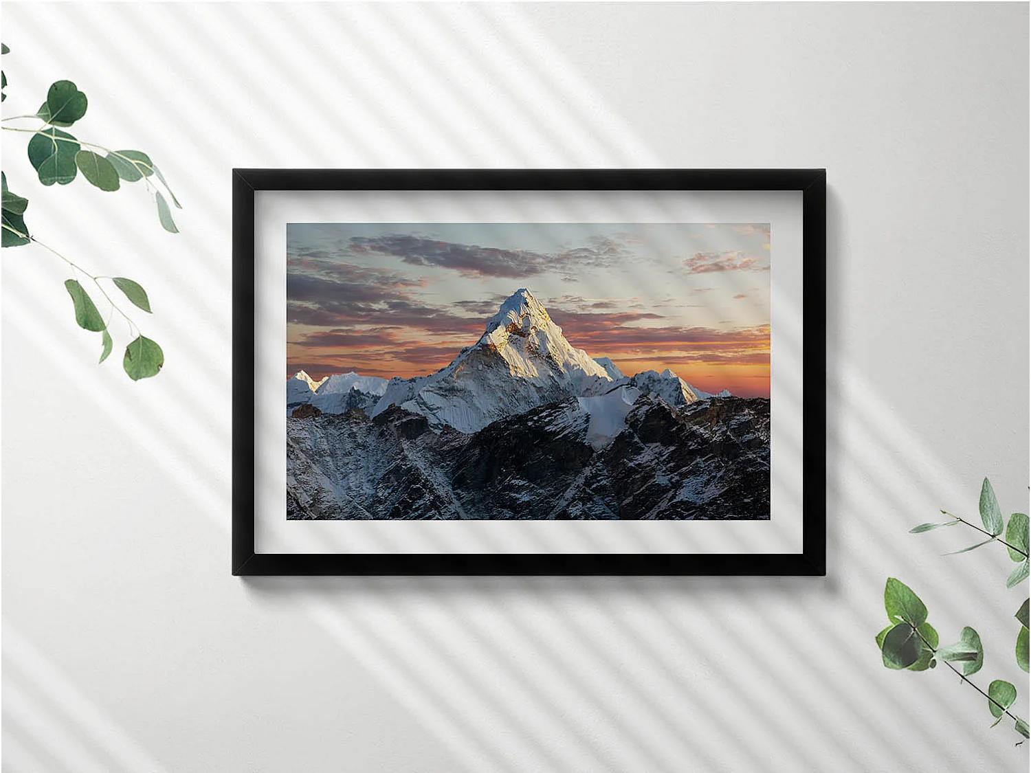 Tableau décoratif avec cadre noir, Sommet de montagne enneigé 60 x 40 cm– Parfait pour le salon ou la chambre
