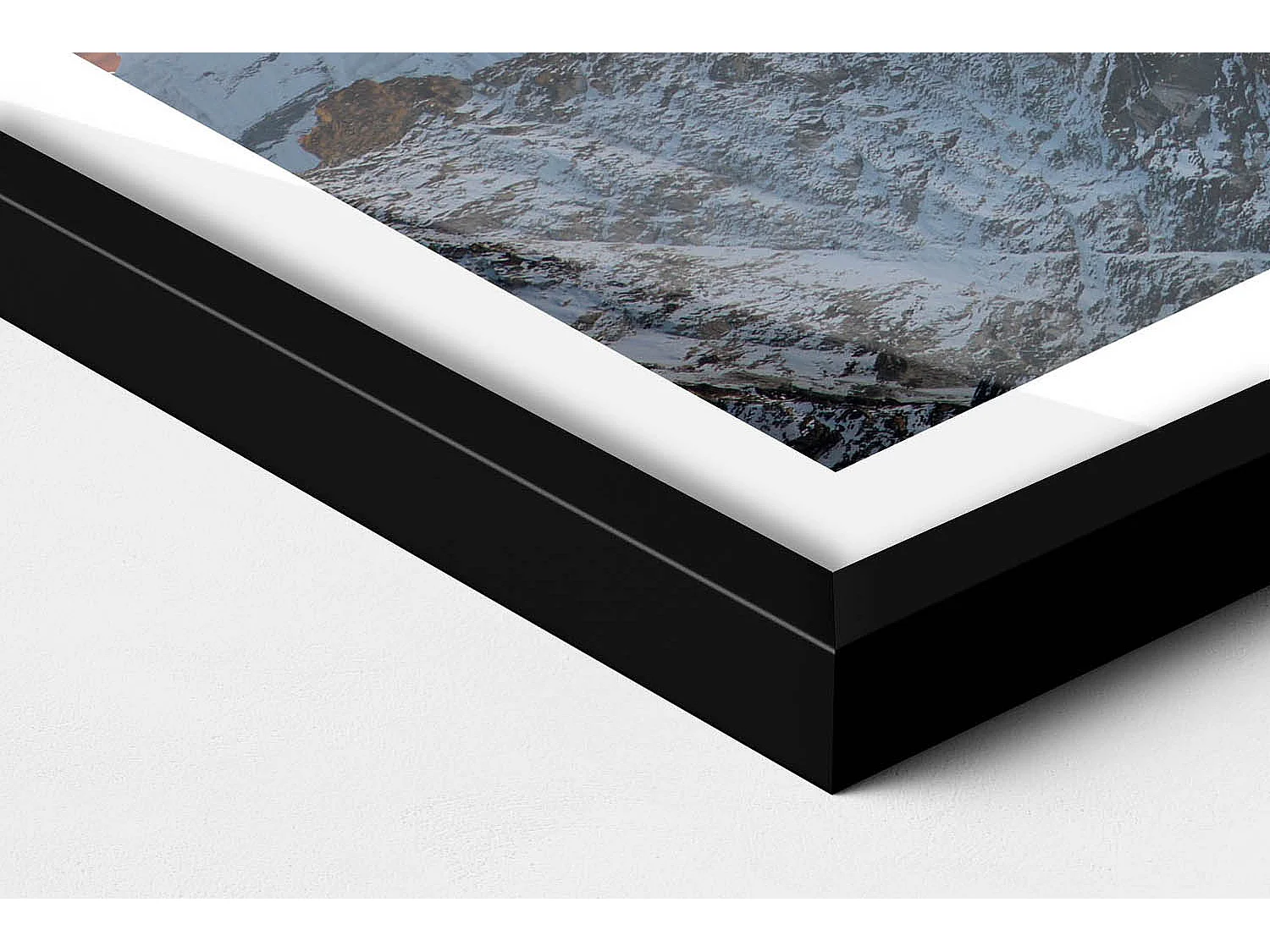 Tableau décoratif avec cadre noir, Sommet de montagne enneigé 60 x 40 cm– Parfait pour le salon ou la chambre