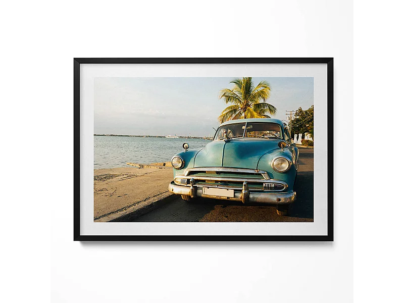 Dekoratives Gemälde mit schwarzem Rahmen, Blaues Auto am Meer 100 x 70 cm – Perfekt für das Wohn- oder Schlafzimmer