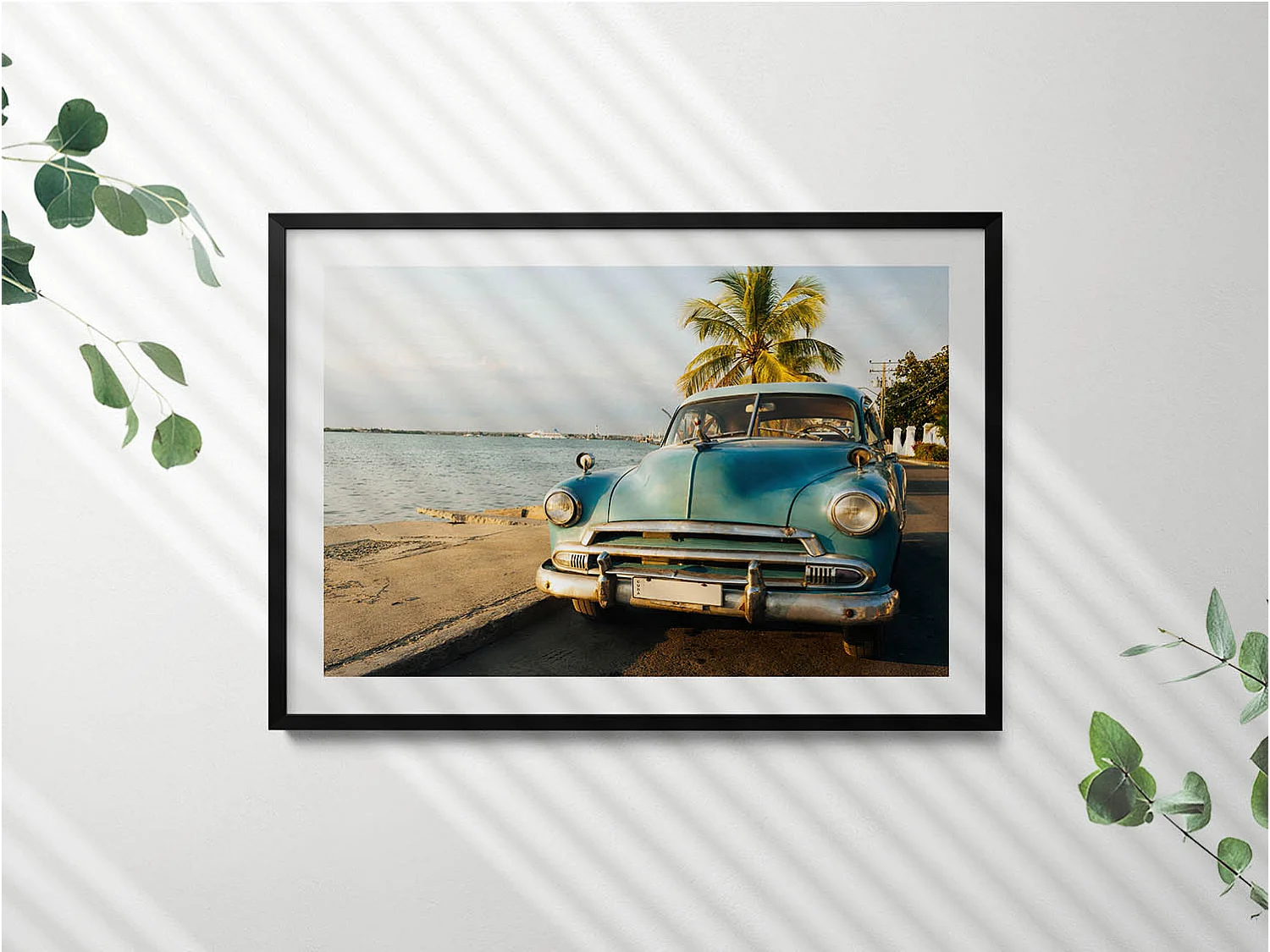 Dekoratives Gemälde mit schwarzem Rahmen, Blaues Auto am Meer 100 x 70 cm – Perfekt für das Wohn- oder Schlafzimmer