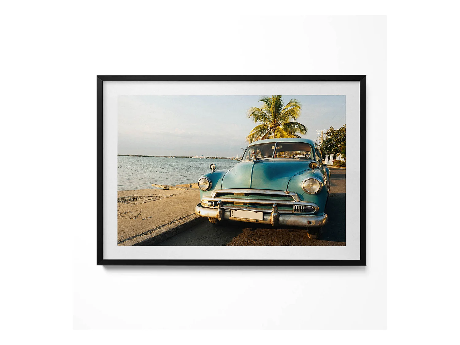 Tableau décoratif avec cadre noir, Voiture bleue au bord de la mer 100 x 70 cm– Parfait pour le salon ou la chambre