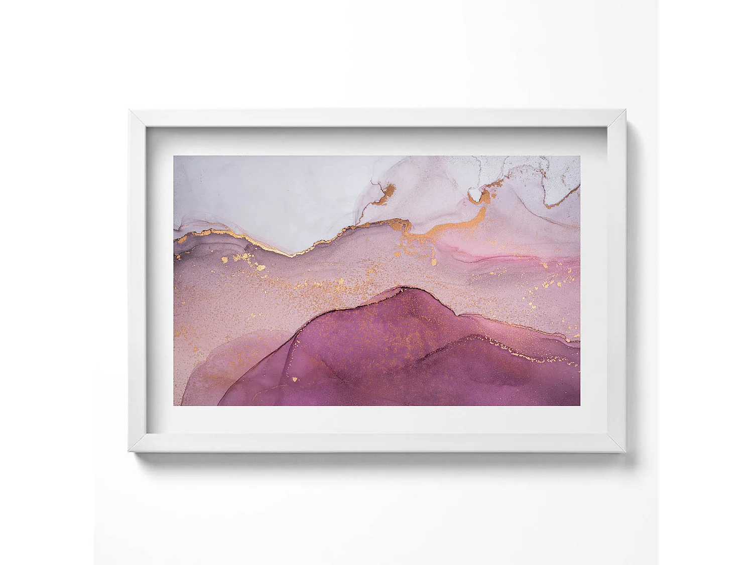 Cuadro decorativo con marco blanco, Formas fluidas doradas sobre fondo beige 60 x 40 cm – Perfecto para el salón o el dormitorio