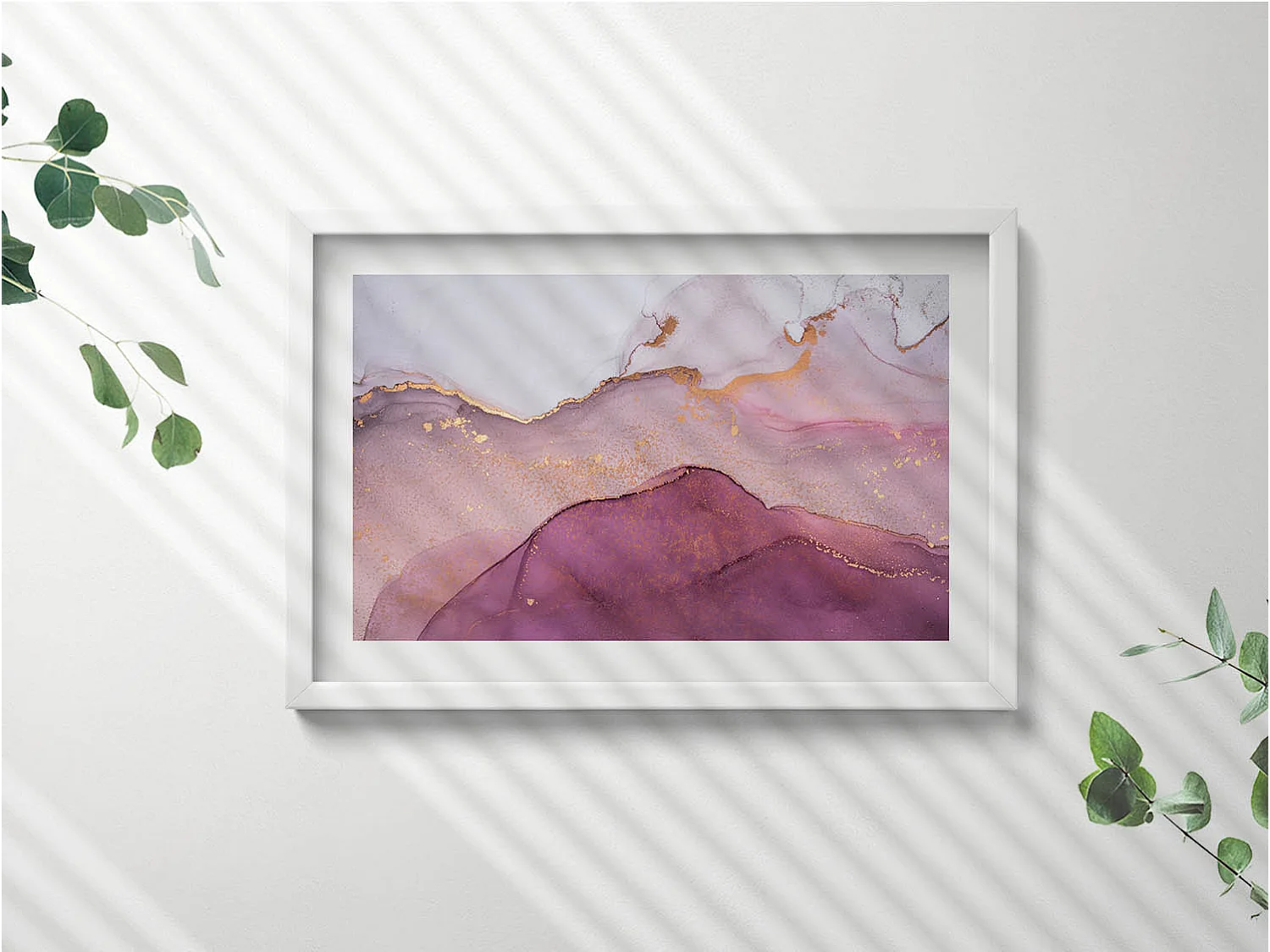 Cuadro decorativo con marco blanco, Formas fluidas doradas sobre fondo beige 60 x 40 cm – Perfecto para el salón o el dormitorio