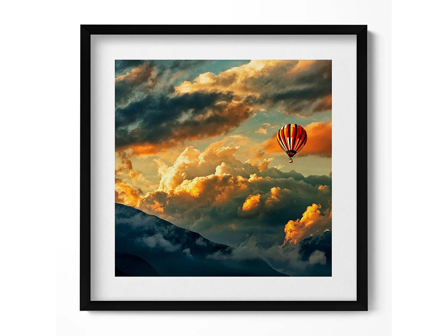 Tableau décoratif avec cadre noir, Vol en montgolfière entre les nuages 50 x 50 cm – Parfait pour le salon ou la chambre