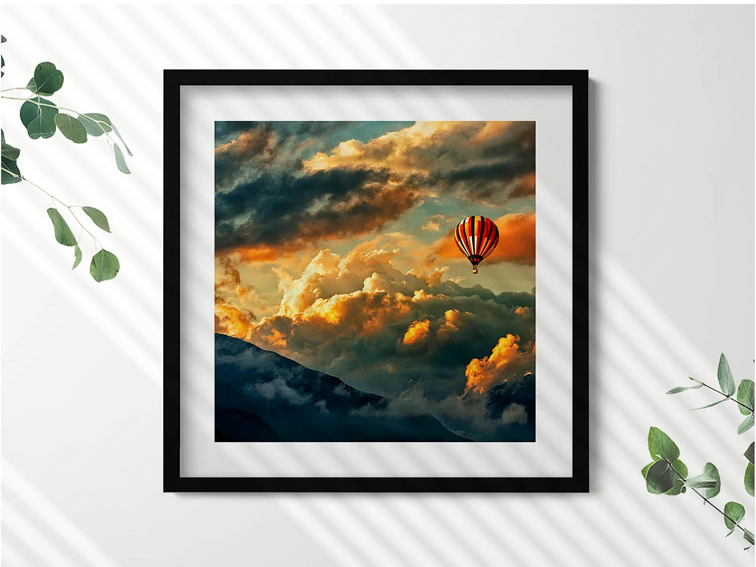 Tableau décoratif avec cadre noir, Vol en montgolfière entre les nuages 50 x 50 cm – Parfait pour le salon ou la chambre