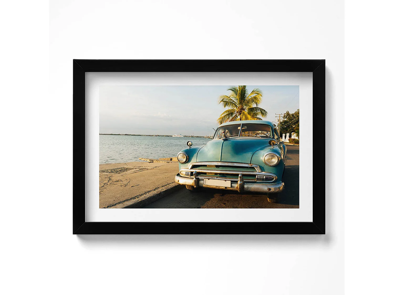 Dekoratives Gemälde mit schwarzem Rahmen, Blaues Auto am Meer 30 x 20 cm – Perfekt für das Wohn- oder Schlafzimmer