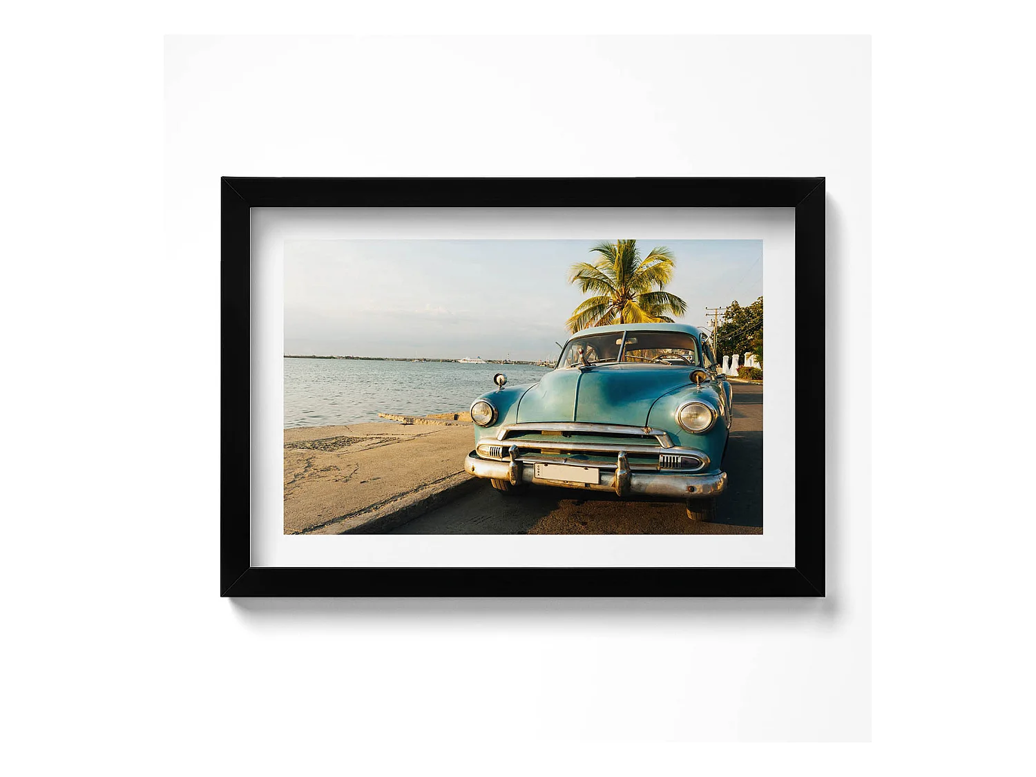 Tableau décoratif avec cadre noir, Voiture bleue au bord de la mer 30 x 20 cm – Parfait pour le salon ou la chambre