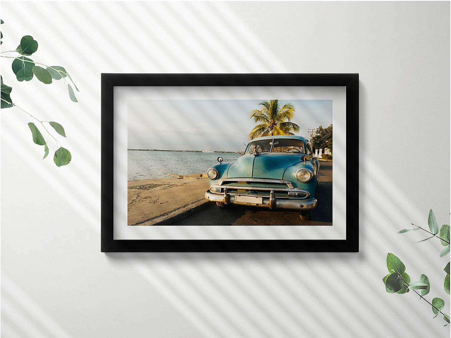Dekoratives Gemälde mit schwarzem Rahmen, Blaues Auto am Meer 30 x 20 cm – Perfekt für das Wohn- oder Schlafzimmer