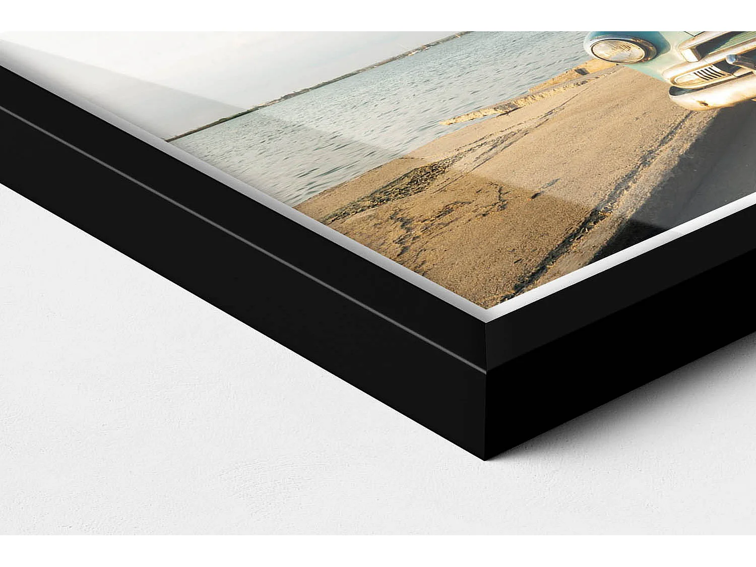 Dekoratives Gemälde mit schwarzem Rahmen, Blaues Auto am Meer 30 x 20 cm – Perfekt für das Wohn- oder Schlafzimmer