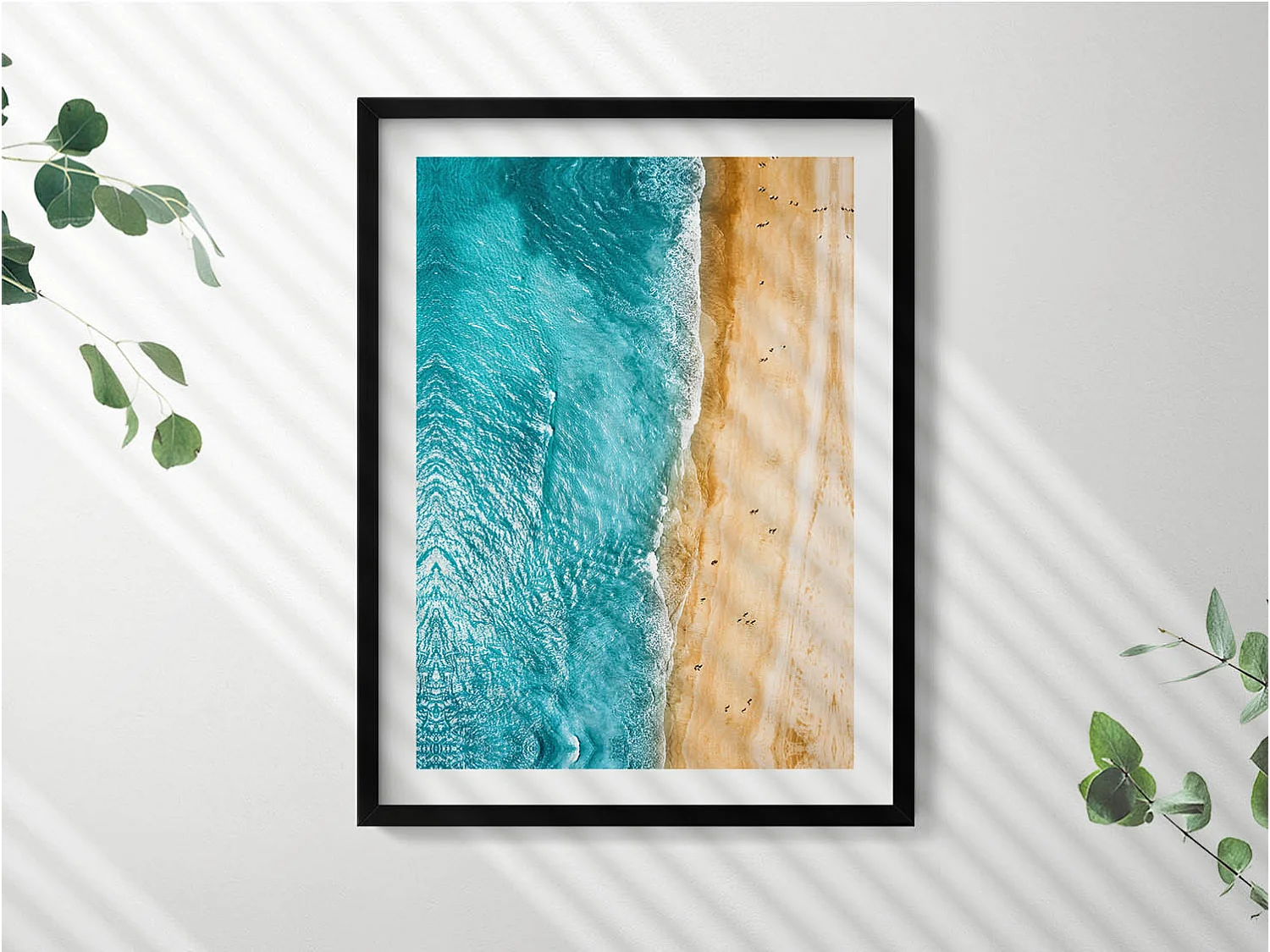 Tableau décoratif avec cadre noir, Gens de la plage de la mer 60 x 80 cm– Parfait pour le salon ou la chambre