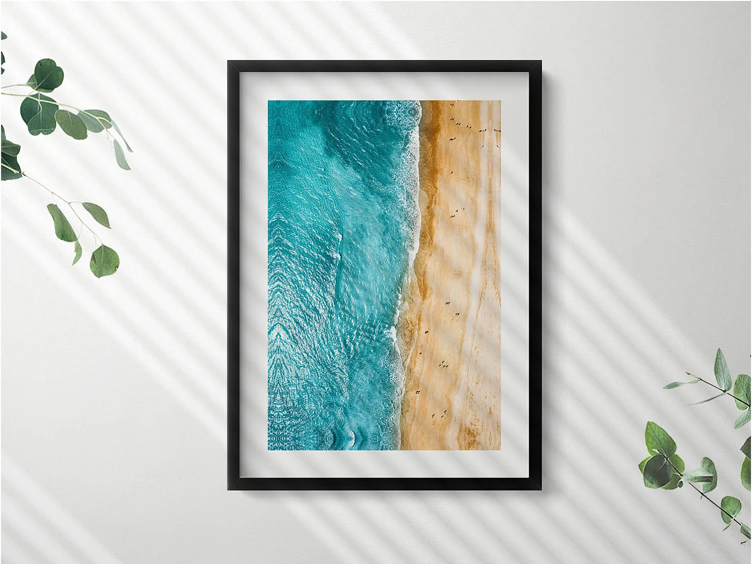 Tableau décoratif avec cadre noir, Gens de la plage de la mer 50 x 70 cm– Parfait pour le salon ou la chambre