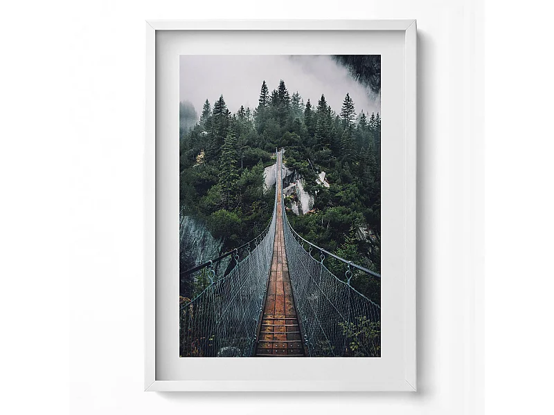 Quadro decorativo con cornice bianca, Ponte sospeso sopra il bosco 50 x 70 cm – Perfetto per il soggiorno o la camera da letto