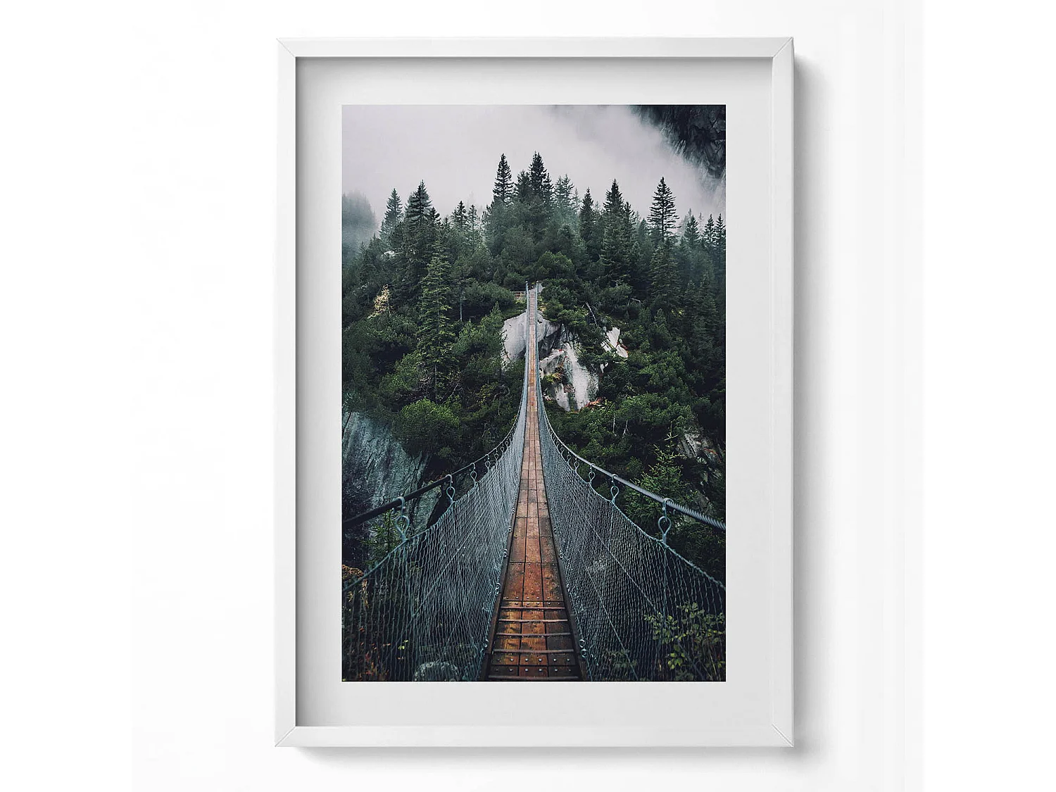 Dekoratives Gemälde mit weißem Rahmen, Hängebrücke über den Wald 50 x 70 cm – Perfekt für das Wohn- oder Schlafzimmer