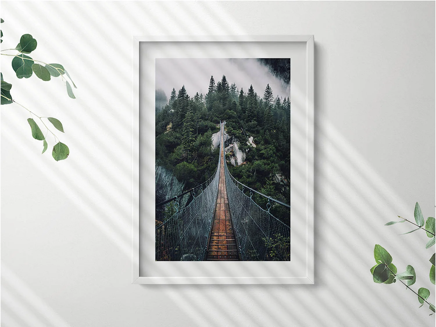 Dekoratives Gemälde mit weißem Rahmen, Hängebrücke über den Wald 50 x 70 cm – Perfekt für das Wohn- oder Schlafzimmer