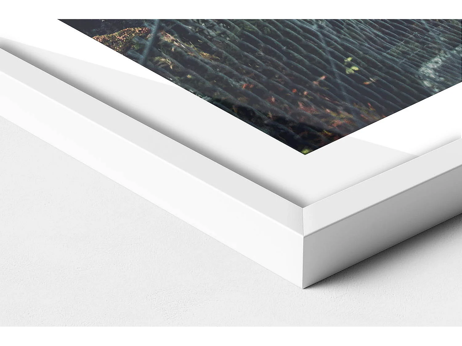 Dekoratives Gemälde mit weißem Rahmen, Hängebrücke über den Wald 50 x 70 cm – Perfekt für das Wohn- oder Schlafzimmer