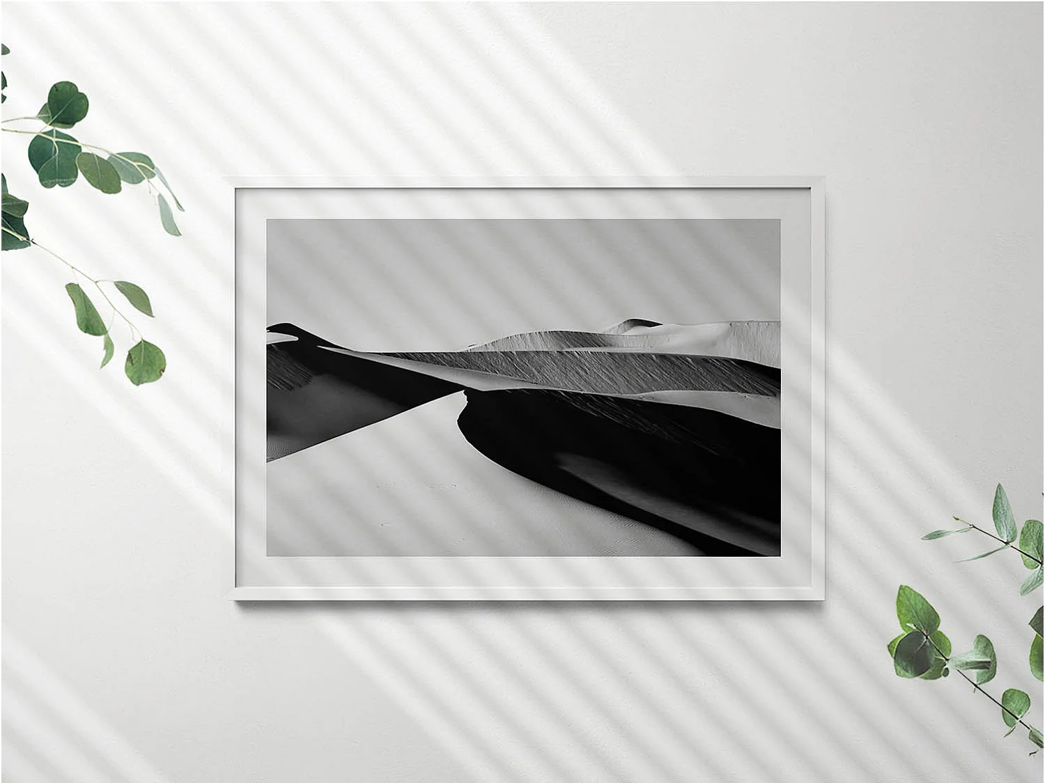 Decoratief schilderij met witte lijst, minimalistisch zwart-wit woestijnlandschap 100 x 70 cm – Perfect voor de woon- of slaapkamer