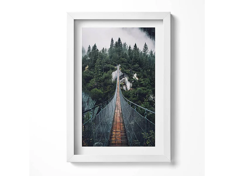 Dekoratives Gemälde mit weißem Rahmen, Hängebrücke über den Wald 20 x 30 cm – Perfekt für das Wohn- oder Schlafzimmer