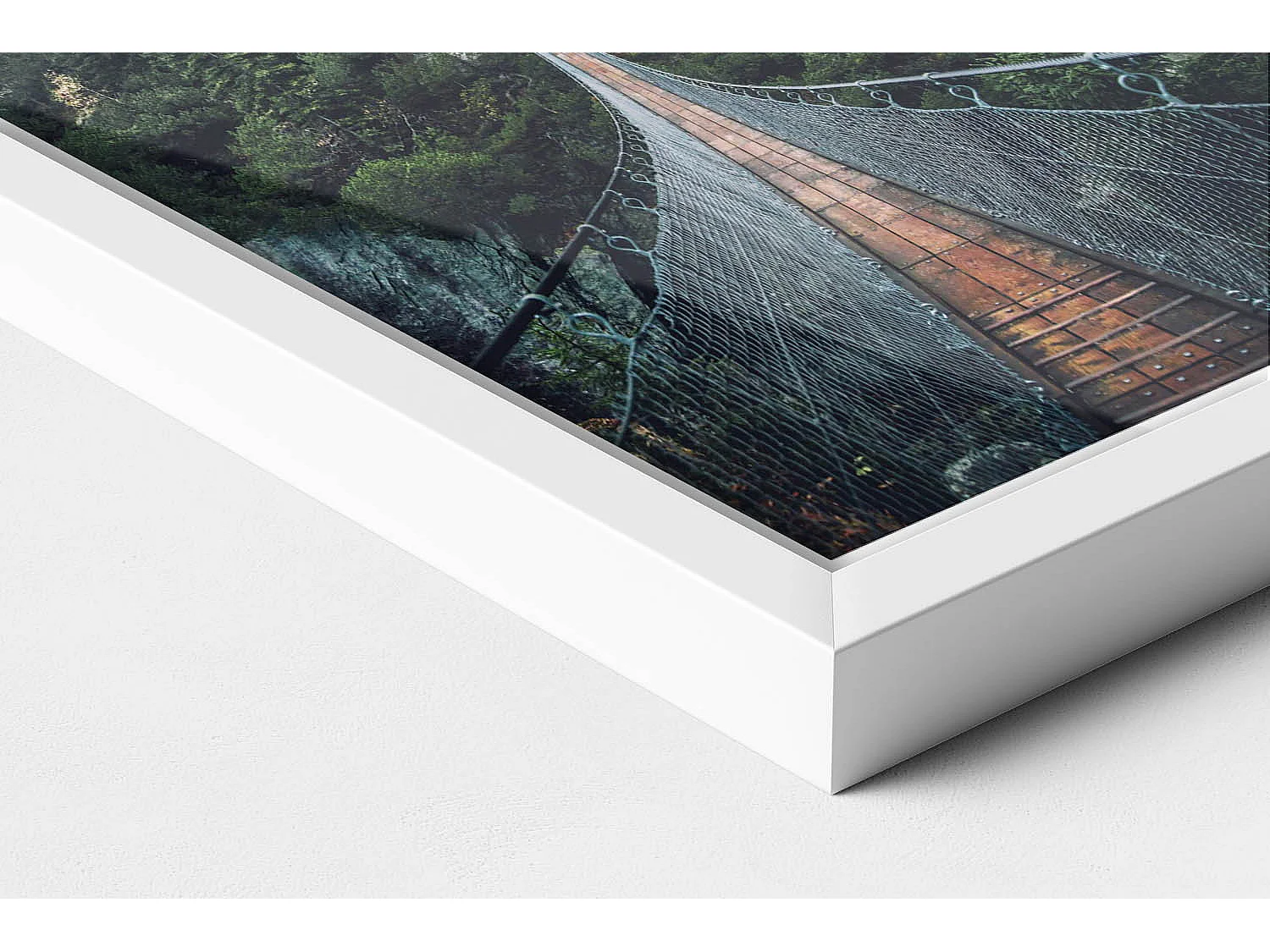 Dekoratives Gemälde mit weißem Rahmen, Hängebrücke über den Wald 20 x 30 cm – Perfekt für das Wohn- oder Schlafzimmer