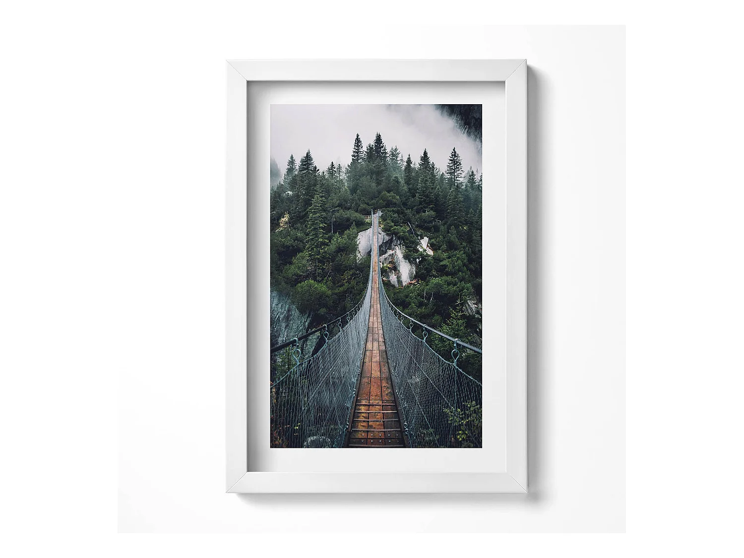 Tableau décoratif avec cadre blanc, Pont suspendu au-dessus de la forêt 20 x 30 cm – Parfait pour le salon ou la chambre