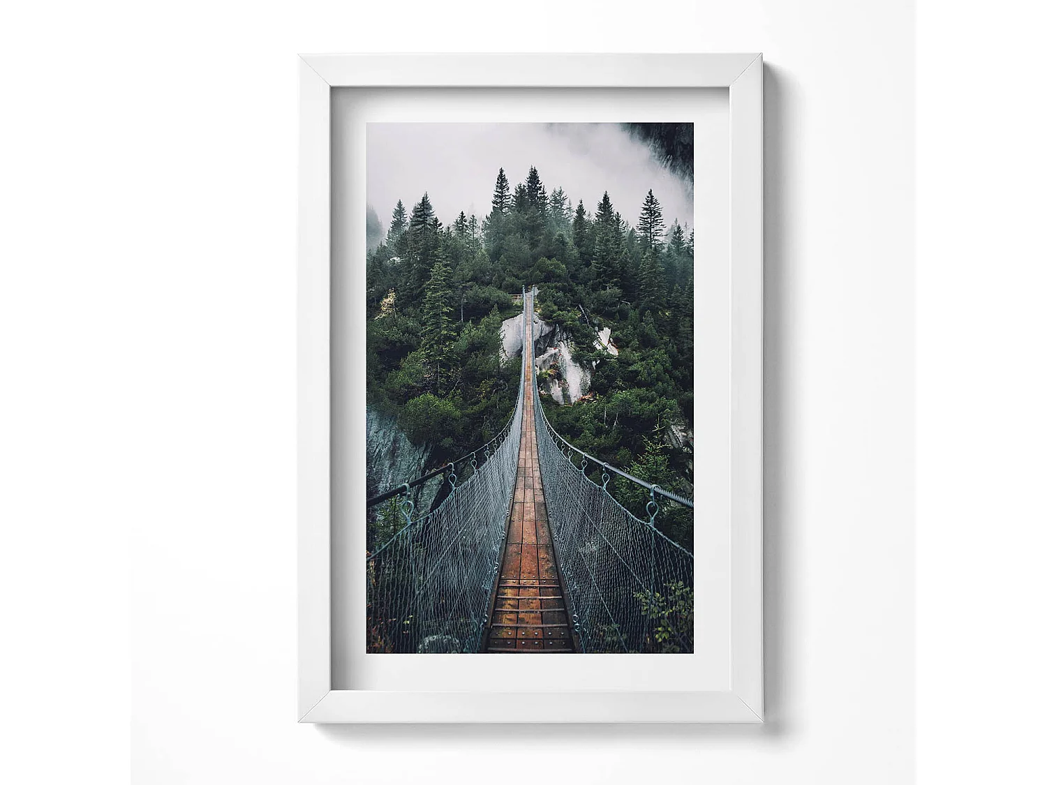 Dekoratives Gemälde mit weißem Rahmen, Hängebrücke über den Wald 20 x 30 cm – Perfekt für das Wohn- oder Schlafzimmer