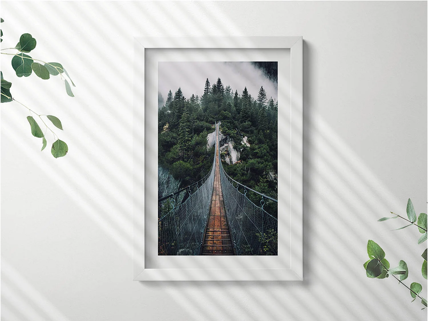 Dekoratives Gemälde mit weißem Rahmen, Hängebrücke über den Wald 20 x 30 cm – Perfekt für das Wohn- oder Schlafzimmer