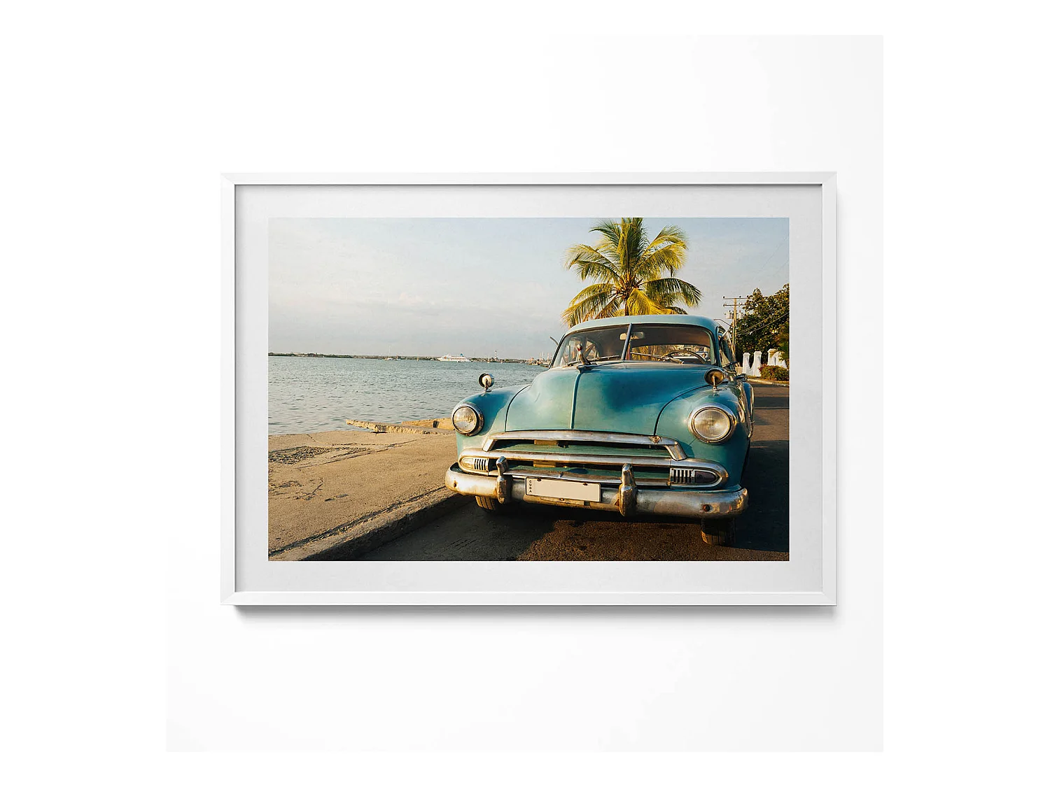 Tableau décoratif avec cadre blanc, Voiture bleue au bord de la mer 100 x 70 cm– Parfait pour le salon ou la chambre