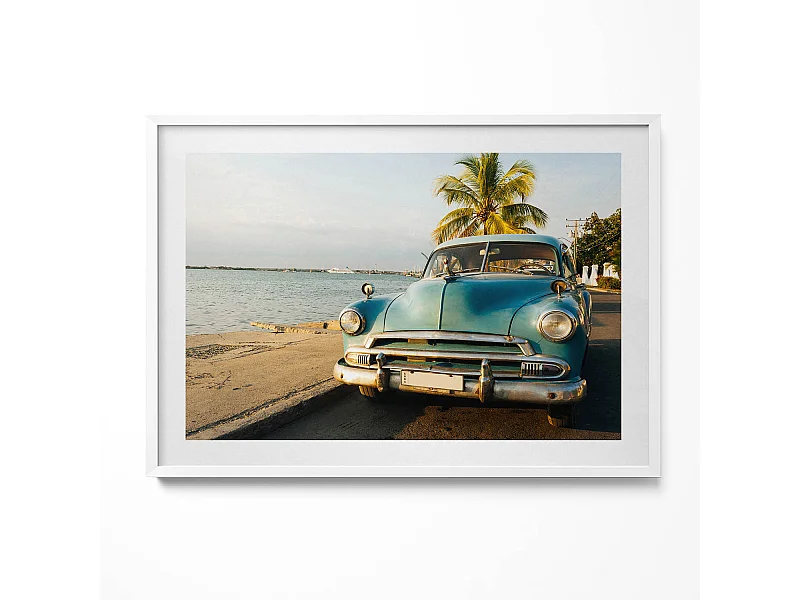 Dekoratives Gemälde mit weißem Rahmen, Blaues Auto am Meer 100 x 70 cm – Perfekt für das Wohn- oder Schlafzimmer