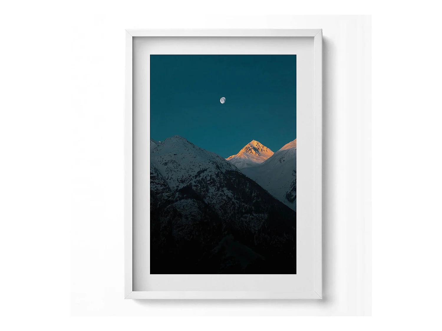 Tableau décoratif avec cadre blanc, Coucher de soleil dans les montagnes 50 x 70 cm– Parfait pour le salon ou la chambre