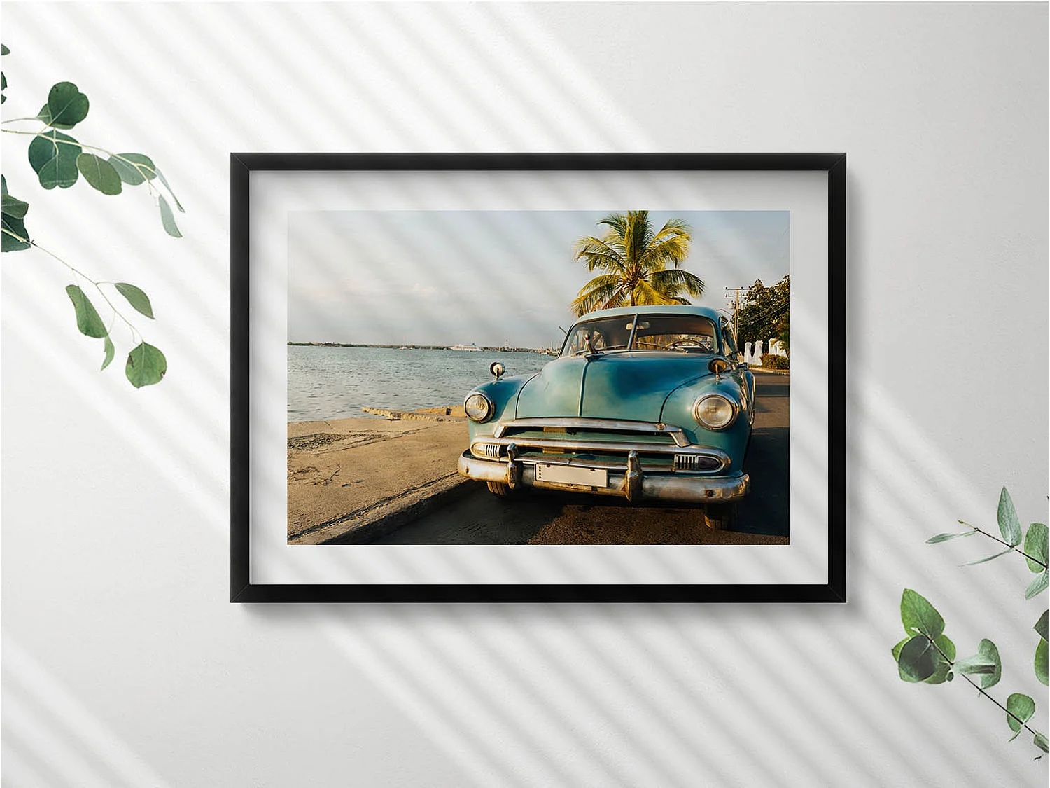 Dekoratives Gemälde mit schwarzem Rahmen, Blaues Auto am Meer 70 x 50 cm – Perfekt für das Wohn- oder Schlafzimmer